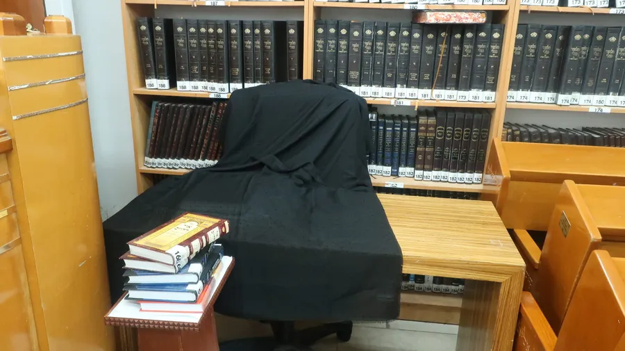 מקומו של נשיא המוסדות רבי שמעון צדוק זצ״ל בבית המדרש, מכוסה בשחור לאות אבל