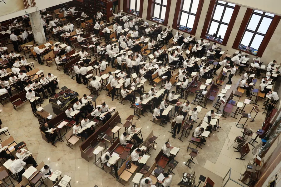 היכל בית המדרש ״בית מדרש עליון״ מלא במאות בחורים ההוגים בתורה