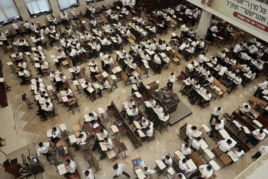 מאות בחורים חוזרים על תלמודם בבית מדרש עליון בבני ברק