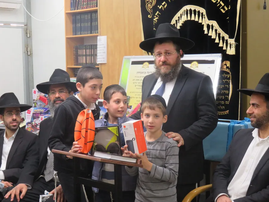 הבחור אריאל בבקוב עם יאיר ודניאל בחלוקת הפרסים