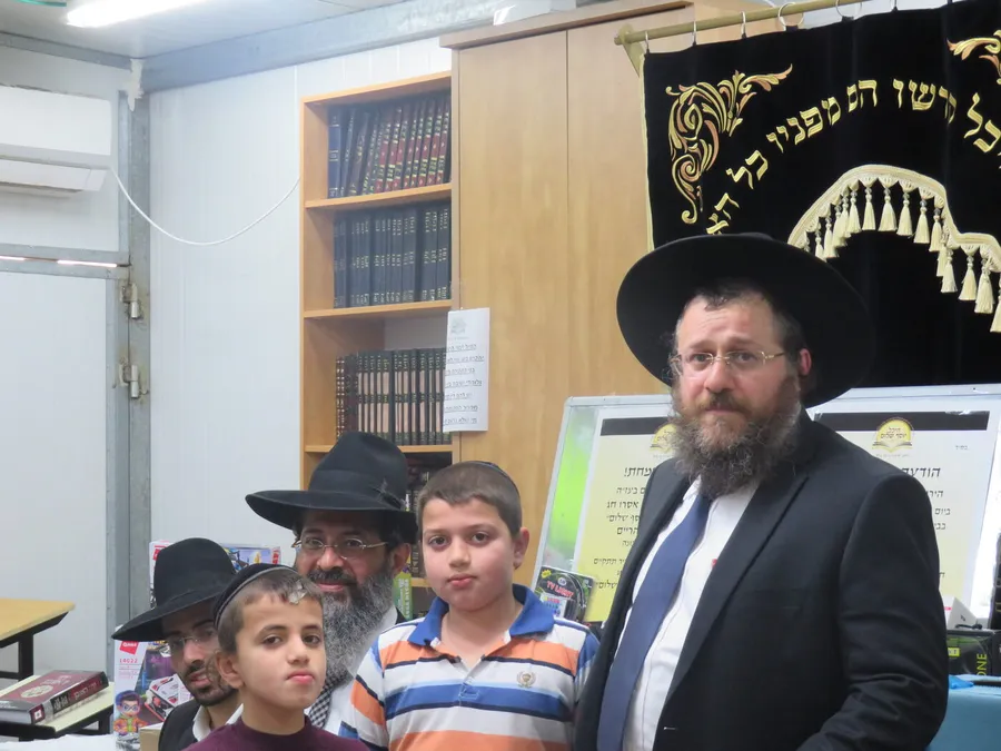 הבחורים אורי חדד ואברהם חדד, מעמודי התווך של הקהילה