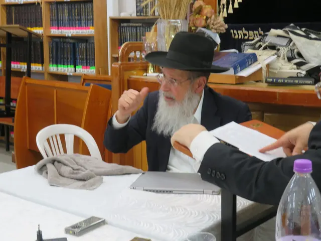 הרב גד דואר שליט״א מוסר את השיעור השבועי בבית המדרש