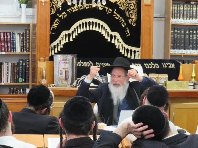 מבית המדרש בשעת השיעור השבועי
