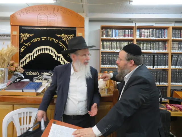 הרב גד דואר עם ראש המוסדות בהיכל