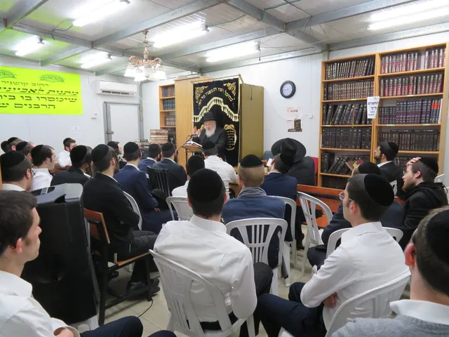 שיעור תורה קבוע לבחורי הקהילה בבית המדרש
