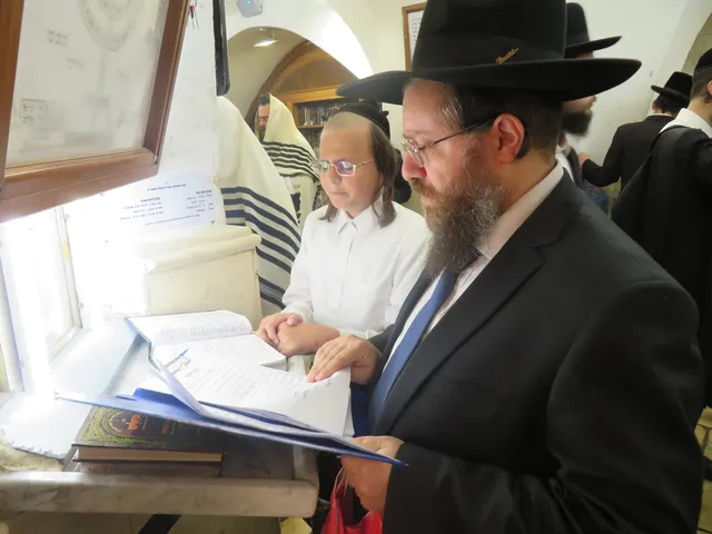 בני הקהילה מתפללים בציון רבי שמעון בר יוחאי לזכות תורמי ההיכל