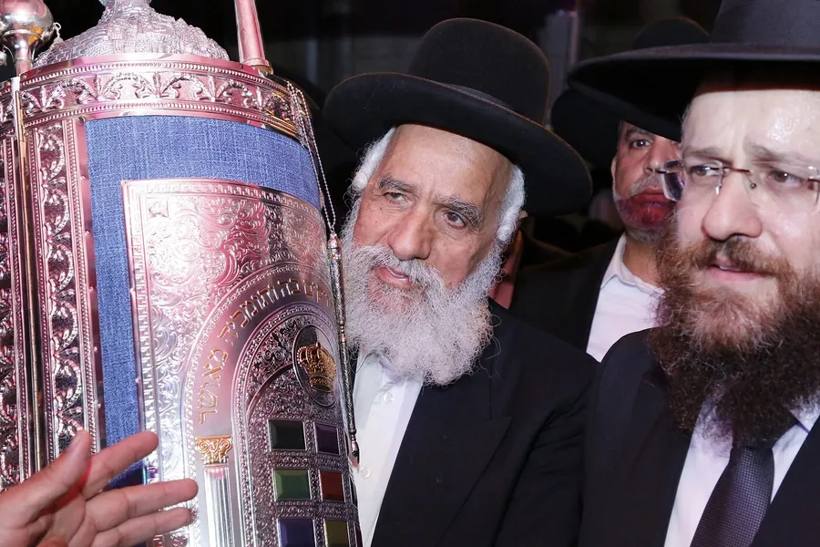 ספר התורה החדש בעטיפתו המהודרת