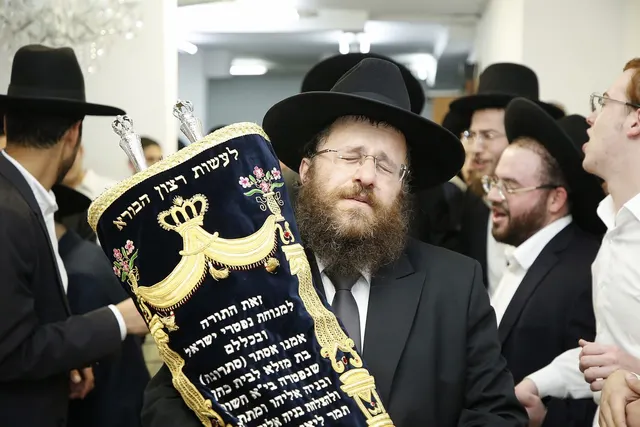 נושאים את ספר התורה החדש בשמחה
