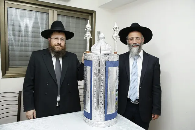 ספר התורה החדש בעטיפת הכסף המהודרת