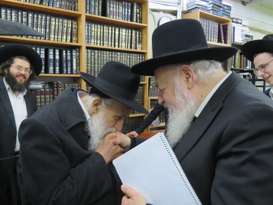 אבא זצ"ל מנשק את ידי ידידו מרן ראש הישיבה